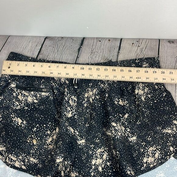 Old Navy Extra High-Waisted Dolphin-Hem Run Shorts 2.5-inch inseam 2X - Picture 9 of 11